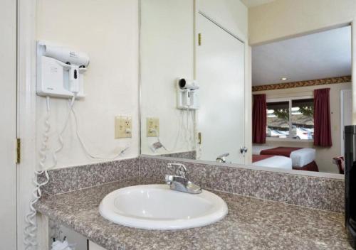Americas Best Value - Sky Ranch Palo Alto